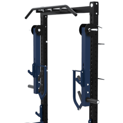 Structure de squat, développé couché et jammer ou autres, à deux montants noirs avec deux bras de jammer, barre de traction supérieure, supports J bleus, deux supports de barre, deux axes de charge pour disques bumper rouges de diamètre 51. Vue de ¾